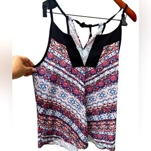 🔥🖤Athleta size XS top.  Beautiful colors, tie back.